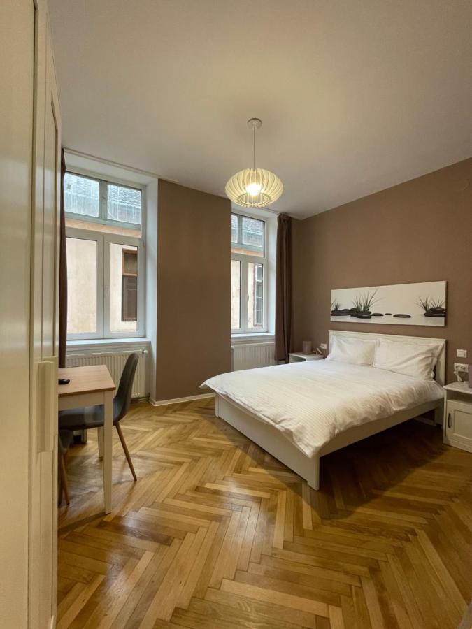 Schei Central Studios In The Heart Of Brassó Kültér fotó