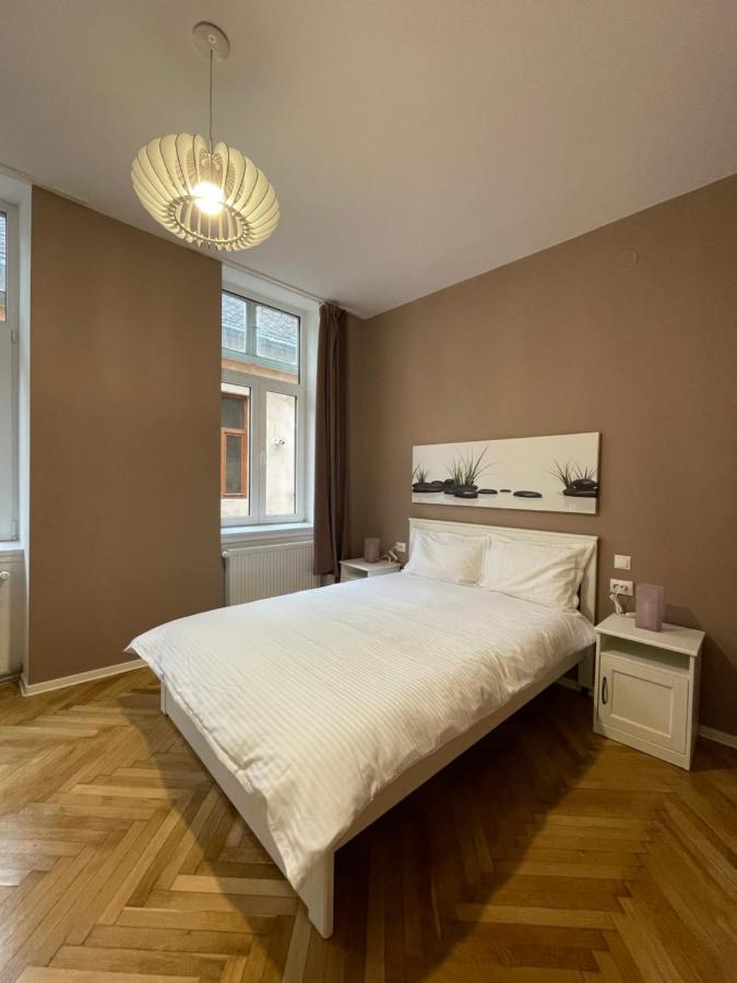 Schei Central Studios In The Heart Of Brassó Kültér fotó