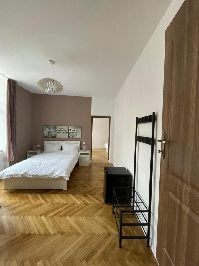 Schei Central Studios In The Heart Of Brassó Kültér fotó